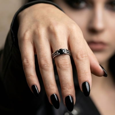 BONNY – Par de Alianças em Prata 925 com Zircônia Preta