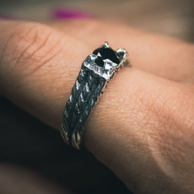 BONNY – Par de Alianças em Prata 925 com Zircônia Preta