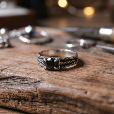 BONNY – Par de Alianças em Prata 925 com Zircônia Preta