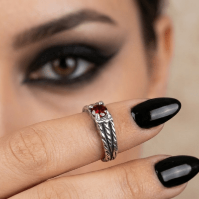 BONNY – Par de Alianças em Prata 925 com Zircônia Vermelha