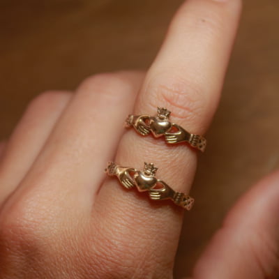 CLADDAGH – PAR DE ALIANÇAS MODELO IRLANDES THIN EM OURO AMARELO 14 K