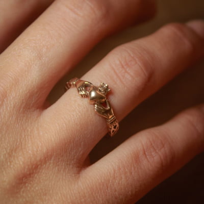 Alianças Claddagh Thin em Ouro Amarelo 14K – Símbolo Irlandês de Amor, Amizade e Lealdade