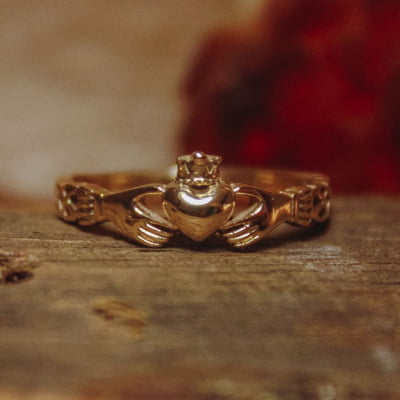 Alianças Claddagh Thin em Ouro Amarelo 14K – Símbolo Irlandês de Amor, Amizade e Lealdade