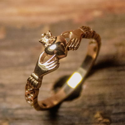 Alianças Claddagh Thin em Ouro Amarelo 14K – Símbolo Irlandês de Amor, Amizade e Lealdade