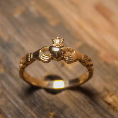 Alianças Claddagh Thin em Ouro Amarelo 14K – Símbolo Irlandês de Amor, Amizade e Lealdade