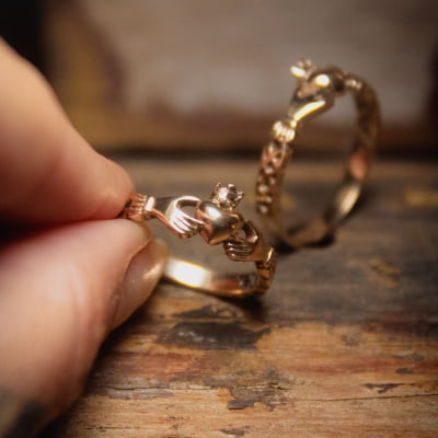 Alianças Claddagh Thin em Ouro Amarelo 14K – Símbolo Irlandês de Amor, Amizade e Lealdade