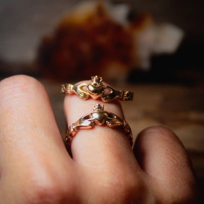 Alianças Claddagh Thin em Ouro Amarelo 14K – Símbolo Irlandês de Amor, Amizade e Lealdade