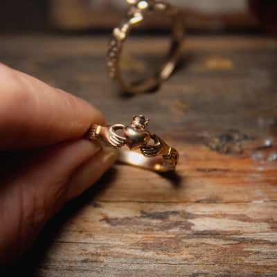 Alianças Claddagh Thin em Ouro Amarelo 14K – Símbolo Irlandês de Amor, Amizade e Lealdade