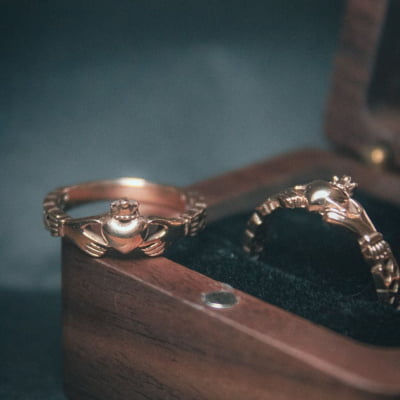 Alianças Claddagh Thin em Ouro Amarelo 14K – Símbolo Irlandês de Amor, Amizade e Lealdade