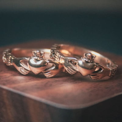 Alianças Claddagh Thin em Ouro Amarelo 14K – Símbolo Irlandês de Amor, Amizade e Lealdade