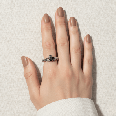 CLADDAGH – PAR DE ALIANÇAS MODELOS IRLANDESES THIN E STONE COM ZIRCÔNIA PRETA EM PRATA 925