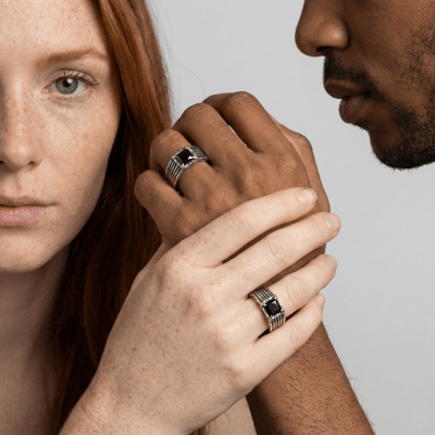 DONNOVAN – PAR DE ALIANÇAS EM PRATA 925 COM PEDRA PRETA QUADRADA E DETALHES OXIDADOS