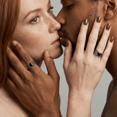 DONNOVAN – PAR DE ALIANÇAS EM PRATA 925 COM PEDRA PRETA QUADRADA E DETALHES OXIDADOS