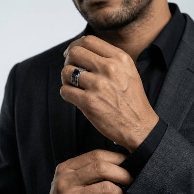 DONNOVAN – PAR DE ALIANÇAS EM PRATA 925 COM PEDRA PRETA QUADRADA E DETALHES OXIDADOS