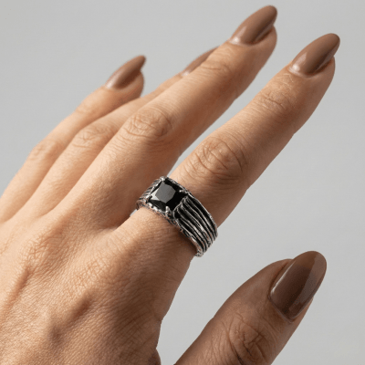 DONNOVAN – PAR DE ALIANÇAS EM PRATA 925 COM PEDRA PRETA QUADRADA E DETALHES OXIDADOS