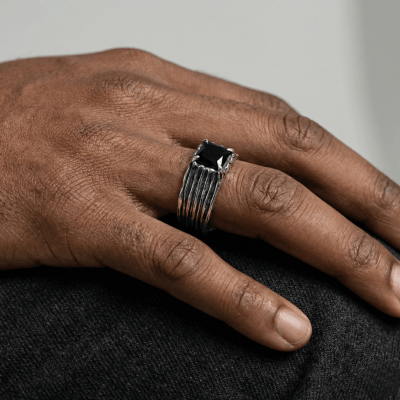 DONNOVAN – PAR DE ALIANÇAS EM PRATA 925 COM PEDRA PRETA QUADRADA E DETALHES OXIDADOS