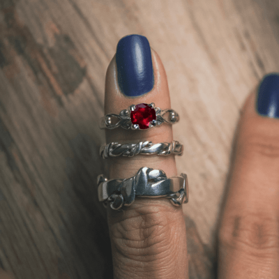 FRIGG KIT – Par de Alianças Nordic Rope (Fina e Larga) + Solitário com Zircônia Vermelha em Prata 925