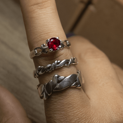 FRIGG KIT – PAR DE ALIANÇAS NORDIC ROPE (FINA E LARGA) + SOLITÁRIO COM ZIRCÔNIA VERMELHA PRATA 925