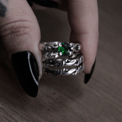 KIT FRIGG – Par de Alianças Nordic Rope Fino + Solitário em Prata 925 com Zircônia verde