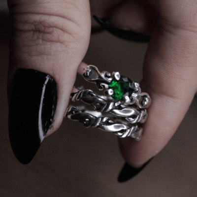KIT FRIGG – Par de Alianças Nordic Rope Fino + Solitário em Prata 925 com Zircônia verde