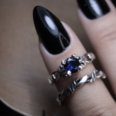 FRIGG – PAR DE ALIANÇAS (SOLITÁRIO + ANEL NORDIC ROPE) EM PRATA 925 COM ZIRCÔNIA AZUL MARINHO