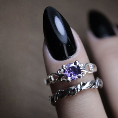FRIGG – PAR DE ALIANÇAS (SOLITÁRIO + ANEL NORDIC ROPE) EM PRATA 925 COM ZIRCÔNIA ROXA