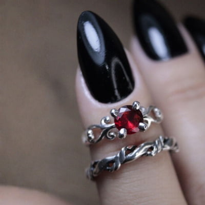 FRIGG – PAR DE ALIANÇAS (SOLITÁRIO + ANEL NORDIC ROPE) EM PRATA 925 COM ZIRCÔNIA VERMELHA