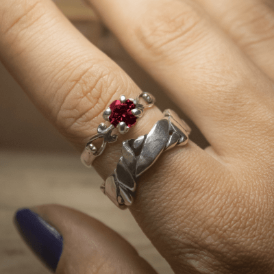 FRIGG – PAR DE ALIANÇAS (SOLITÁRIO + ANEL NORDIC ROPE LARGO) EM PRATA 925 COM ZIRCÔNIA VERMELHA