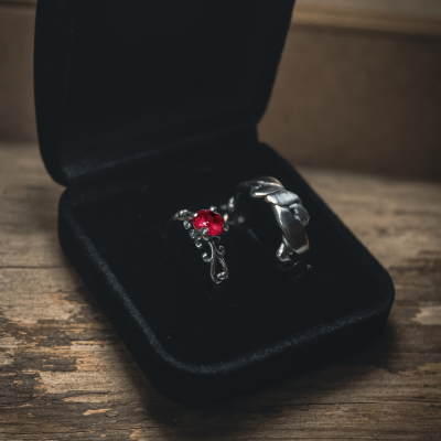 FRIGG – Par de Alianças em Prata 925 com Zircônia Vermelha (Solitário + Anel Nordic Rope Largo)