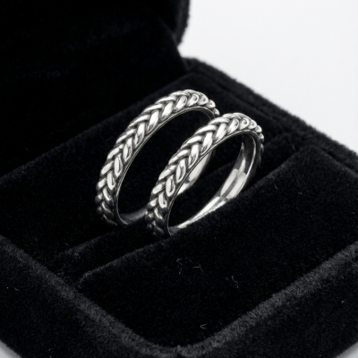 Par de Alianças Trançadas Artesanais em Prata 925 com Oxidação – Modelo Lume