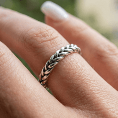 Par de Alianças Trançadas Artesanais em Prata 925 com Oxidação – Modelo Lume