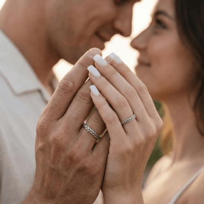 Lume – Par de Alianças Trançadas Artesanais em Prata 925 com Oxidação nos Detalhes Lume – Par de Alianças Trançadas Artesanais em Prata 925 com Oxidação nos Detalhes