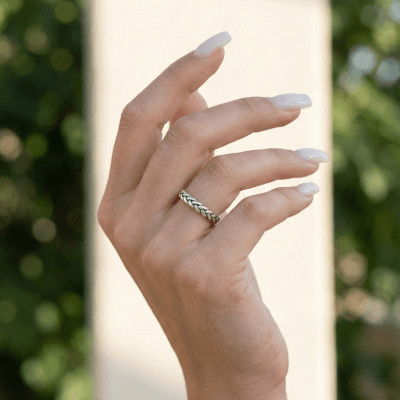 Par de Alianças Trançadas Artesanais em Prata 925 com Oxidação – Modelo Lume