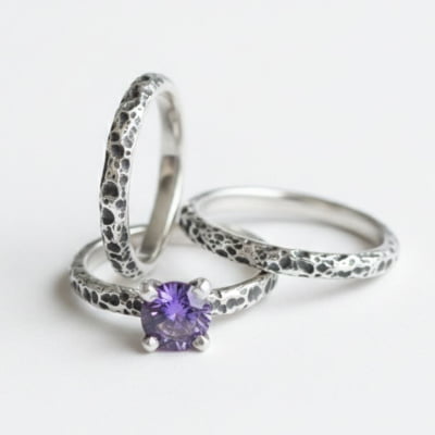 LUNAR KIT – PAR DE ALIANÇAS (SOLITÁRIO + ANEL LUNAR) EM PRATA 925 COM ZIRCÔNIA ROXA