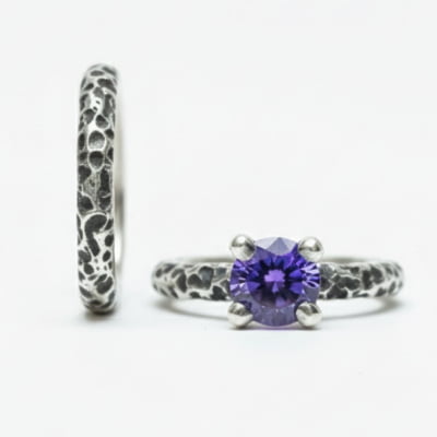 LUNAR – PAR DE ALIANÇAS (SOLITÁRIO + ANEL LUNAR) EM PRATA 925 COM ZIRCÔNIA ROXA