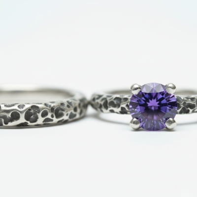 LUNAR – PAR DE ALIANÇAS (SOLITÁRIO + ANEL LUNAR) EM PRATA 925 COM ZIRCÔNIA ROXA