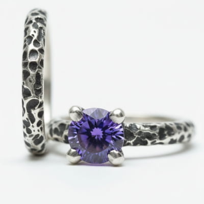 LUNAR – PAR DE ALIANÇAS (SOLITÁRIO + ANEL LUNAR) EM PRATA 925 COM ZIRCÔNIA ROXA