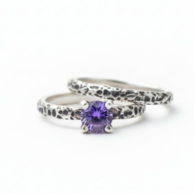 LUNAR – PAR DE ALIANÇAS (SOLITÁRIO + ANEL LUNAR) EM PRATA 925 COM ZIRCÔNIA ROXA