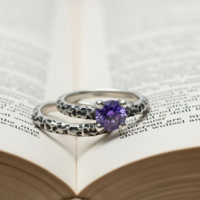 LUNAR – PAR DE ALIANÇAS (SOLITÁRIO + ANEL LUNAR) EM PRATA 925 COM ZIRCÔNIA ROXA