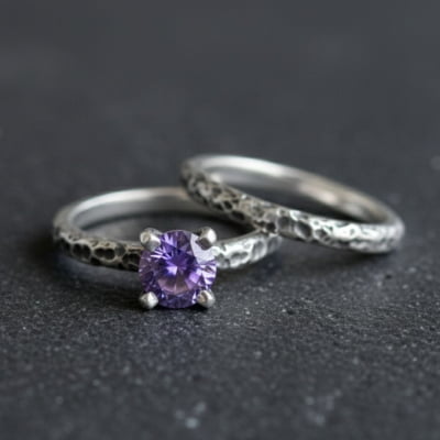 LUNAR – PAR DE ALIANÇAS (SOLITÁRIO + ANEL LUNAR) EM PRATA 925 COM ZIRCÔNIA ROXA