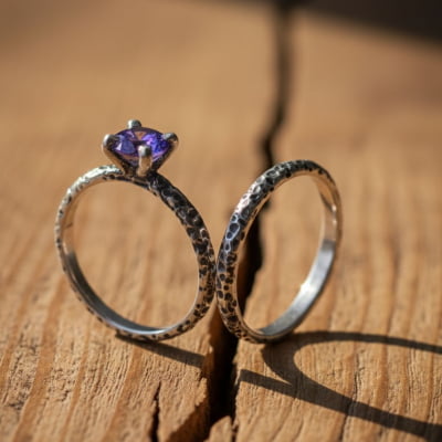 LUNAR – PAR DE ALIANÇAS (SOLITÁRIO + ANEL LUNAR) EM PRATA 925 COM ZIRCÔNIA ROXA