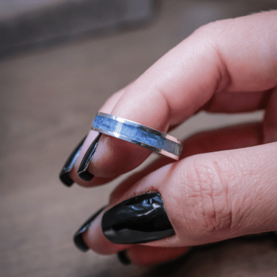 MOSAICO – PAR DE ALIANÇAS DE PRATA 925 COM MOSAICO DE PEDRA NATURAL CIANITA AZUL