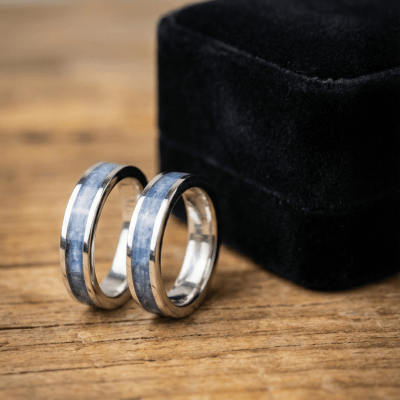 MOSAICO – PAR DE ALIANÇAS DE PRATA 925 COM MOSAICO DE PEDRA NATURAL CIANITA AZUL