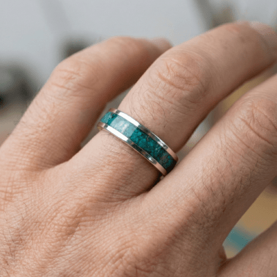 Mosaico – Par de Alianças em Prata 925 com Mosaico de Pedra Natural Crisocola