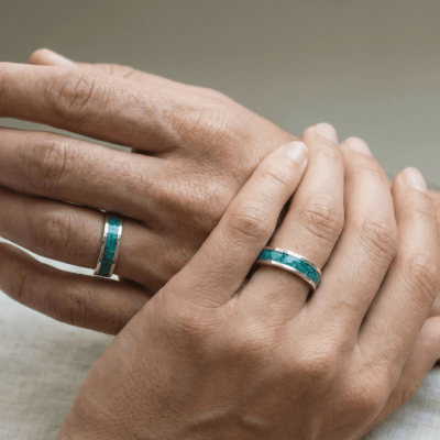 MOSAICO – PAR DE ALIANÇAS DE PRATA 925 COM MOSAICO DE PEDRA NATURAL CRISOCOLA