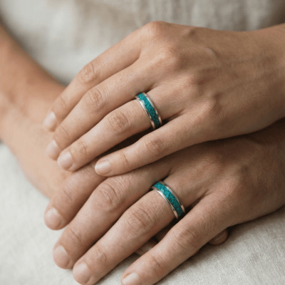 Mosaico – Par de Alianças em Prata 925 com Mosaico de Pedra Natural Crisocola