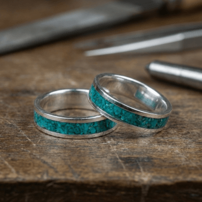 Mosaico – Par de Alianças em Prata 925 com Mosaico de Pedra Natural Crisocola