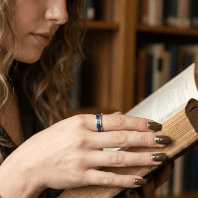 Mosaico – Par de Alianças em Prata 925 com Mosaico de Pedra Natural Lápis-Lazúli