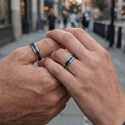 Mosaico – Par de Alianças em Prata 925 com Mosaico de Pedra Natural Lápis-Lazúli