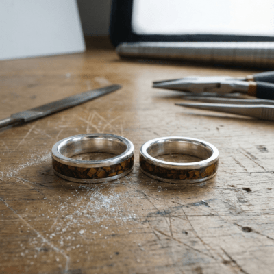 MOSAICO – PAR DE ALIANÇAS DE PRATA 925 COM MOSAICO DE PEDRA NATURAL OLHO DE TIGRE